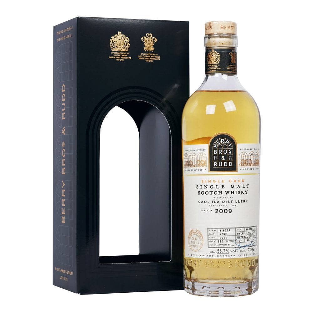 alcohol 桌布 壁紙 — 一瓶2009年的Berry Bros & Rudd單一麥芽蘇格蘭威士忌，旁邊是其優雅的黑色拱形盒子，背景為白色。