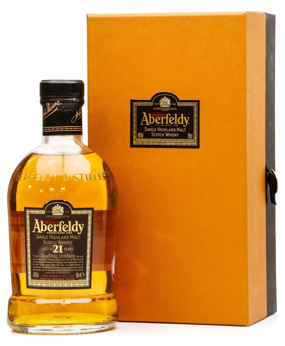 Drink 桌布 壁紙 — 一瓶21年的Aberfeldy單一麥芽蘇格蘭威士忌在純白背景上，在其有紋理的橙色禮盒旁邊閃閃發光。