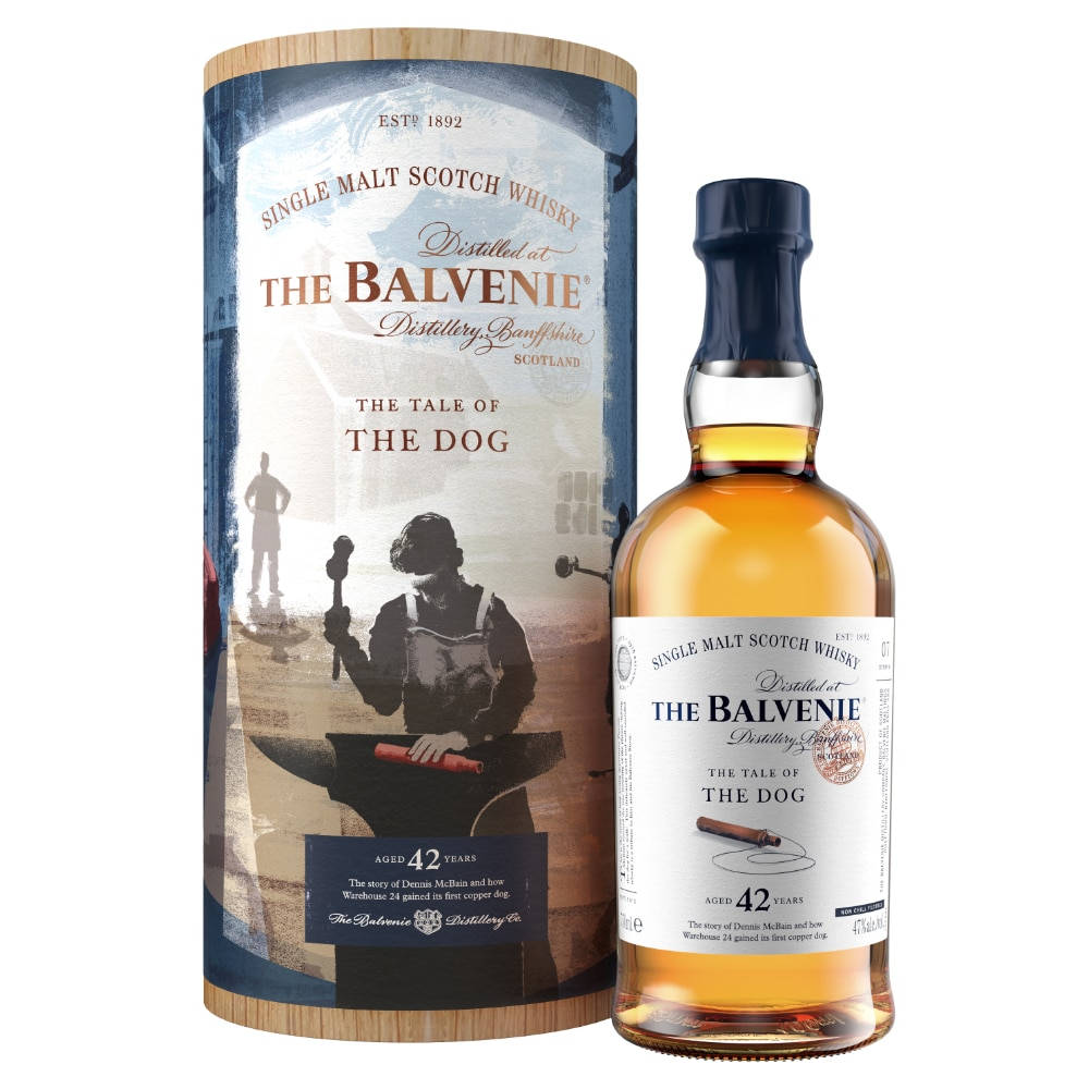 飲料 桌布 壁紙 — 一瓶42年的The Balvenie單一麥芽蘇格蘭威士忌及其木製圓柱包裝，上面有鐵匠插圖。
