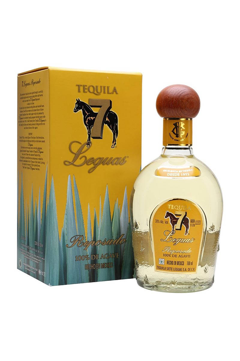 高清 桌布 壁紙 — 一瓶7 Leguas Reposado龍舌蘭酒，附有金色盒子，上面有馬標誌和龍舌蘭植物，背景為白色。