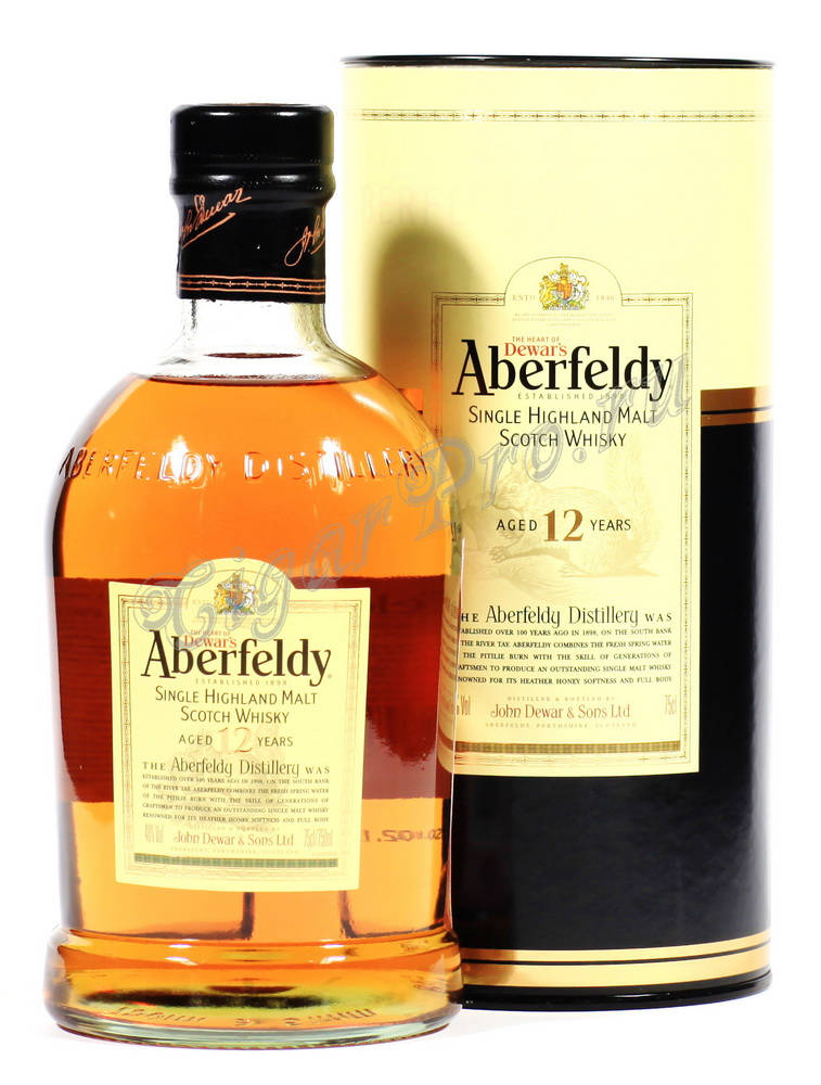飲料 桌布 壁紙 — 一瓶Aberfeldy 12年單一麥芽蘇格蘭威士忌，旁邊是其圓柱形禮盒，背景為純白色。