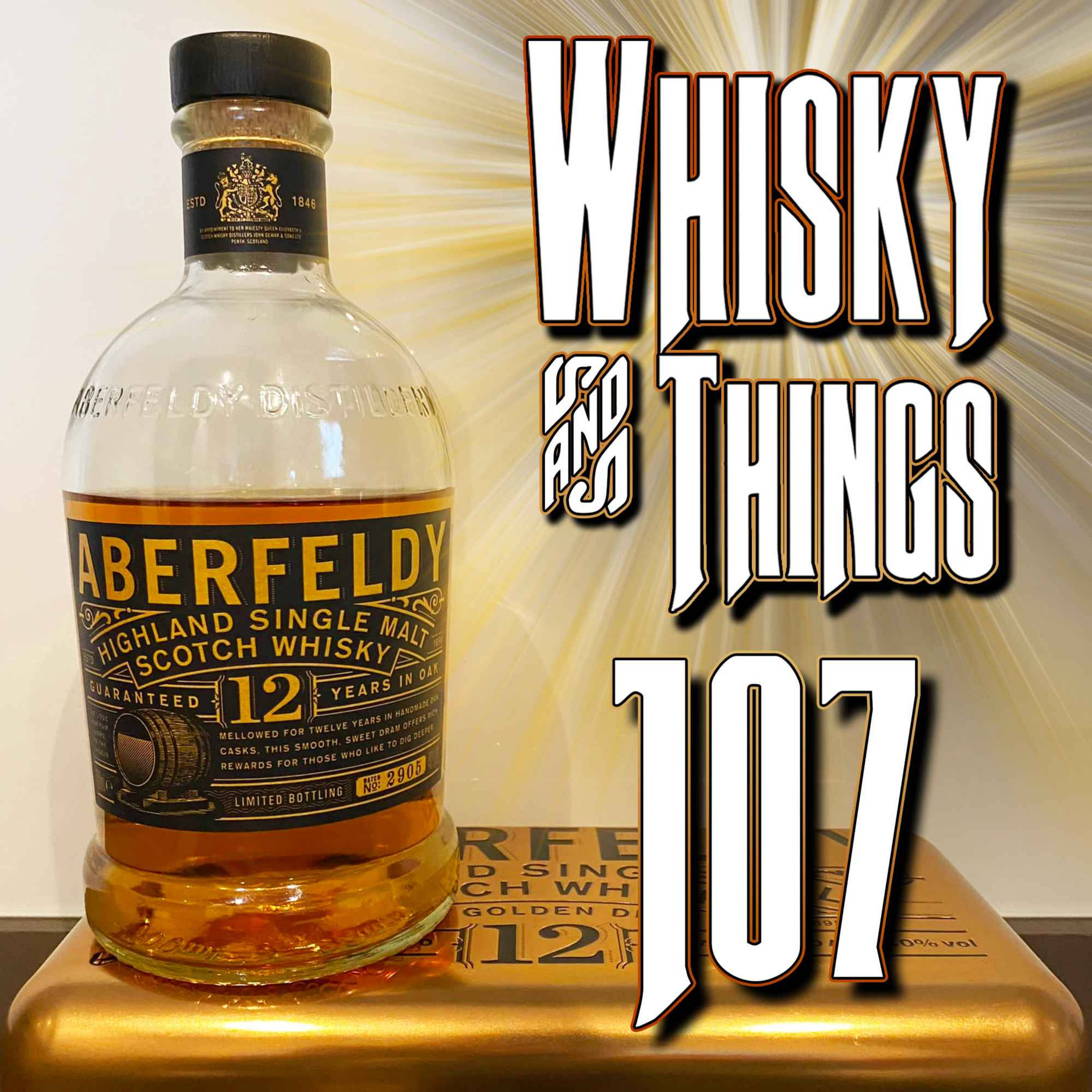 飲料 桌布 壁紙 — 一瓶Aberfeldy 12年高地單一麥芽蘇格蘭威士忌在金色展示盒上閃閃發光，背景是燦爛的太陽光線和粗體文字。