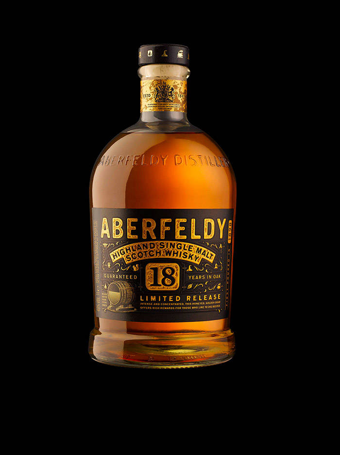 Drink 桌布 壁紙 — 一瓶Aberfeldy 18年單一麥芽蘇格蘭威士忌，帶有金色液體和華麗標籤，居中放置在純黑色背景上。