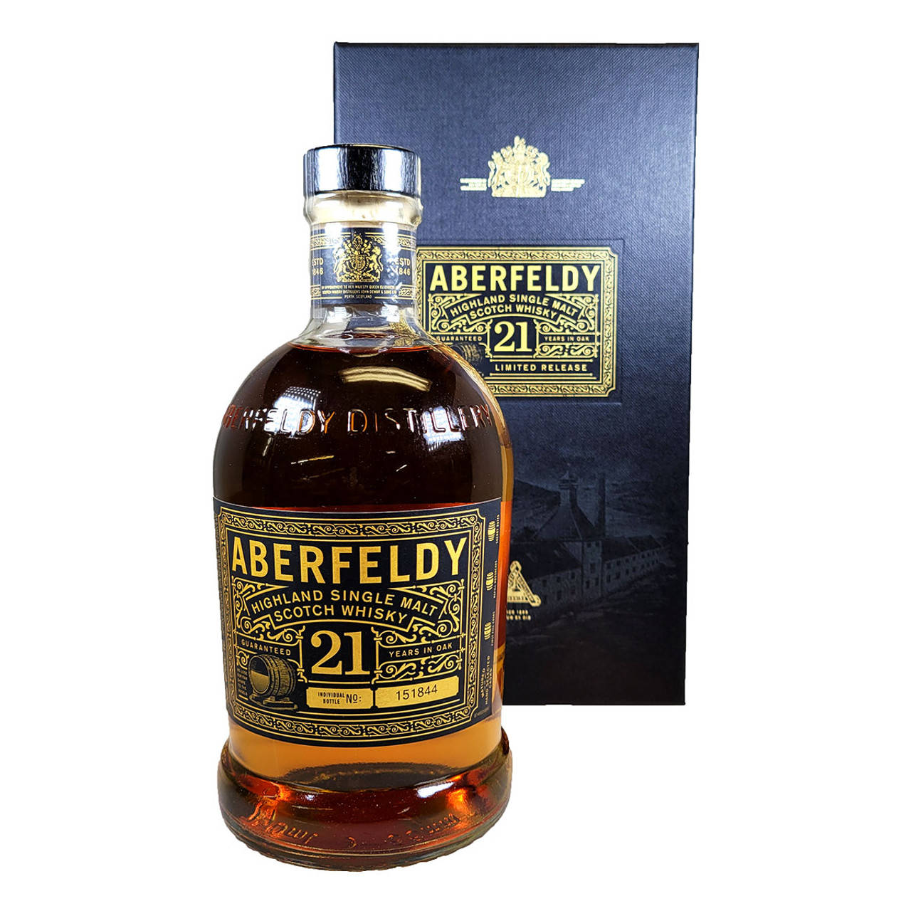 Drink 桌布 壁紙 — 一瓶Aberfeldy 21年高地單一麥芽蘇格蘭威士忌，帶有華麗金色標籤，旁邊是其深藍色豪華禮盒，背景為純白色。