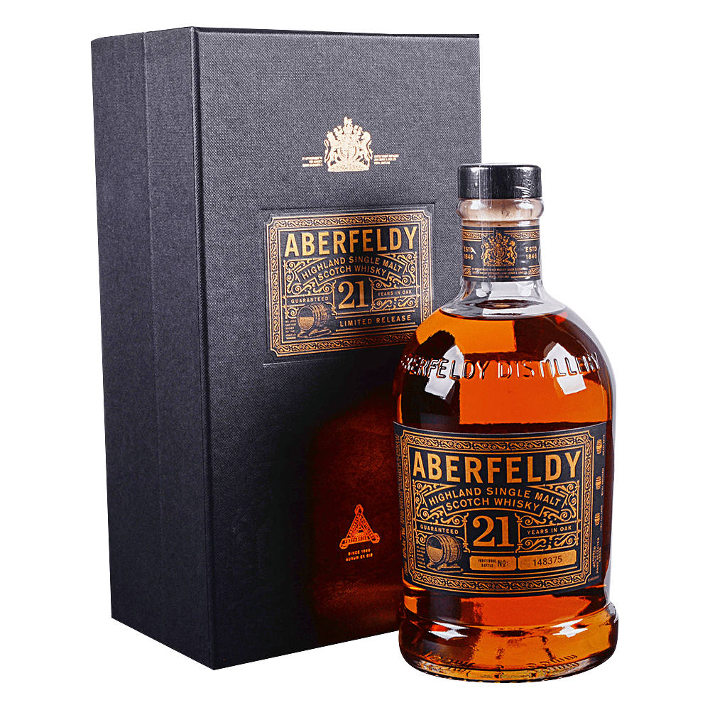 飲料 桌布 壁紙 — 一瓶Aberfeldy 21年高地單一麥芽蘇格蘭威士忌，帶有華麗的金色標籤，放在其紋理黑色禮盒旁邊。
