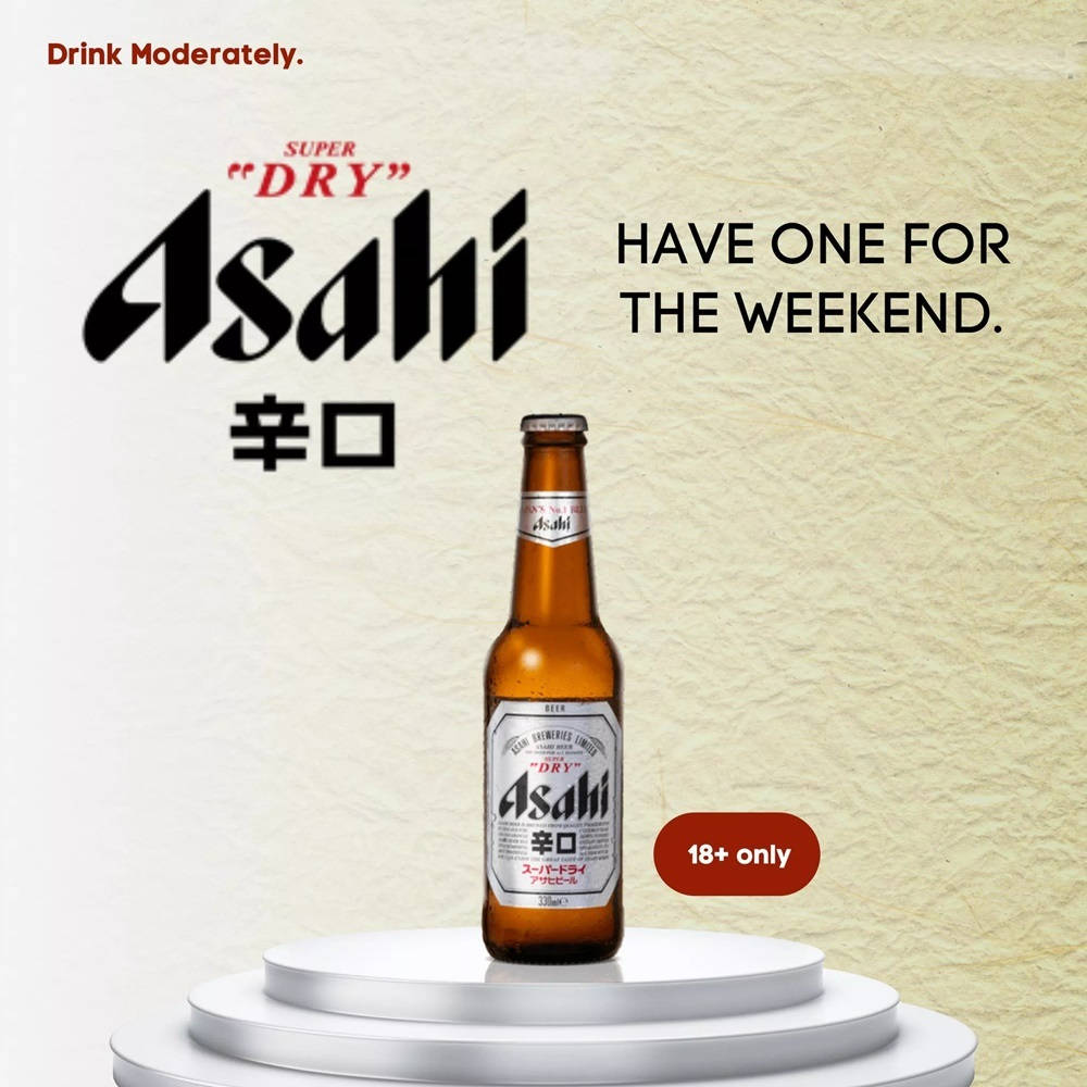 Beer 桌布 壁紙 — 一瓶Asahi Super Dry啤酒放在白色底座中央，背景為有紋理的米色，並帶有宣傳文字。