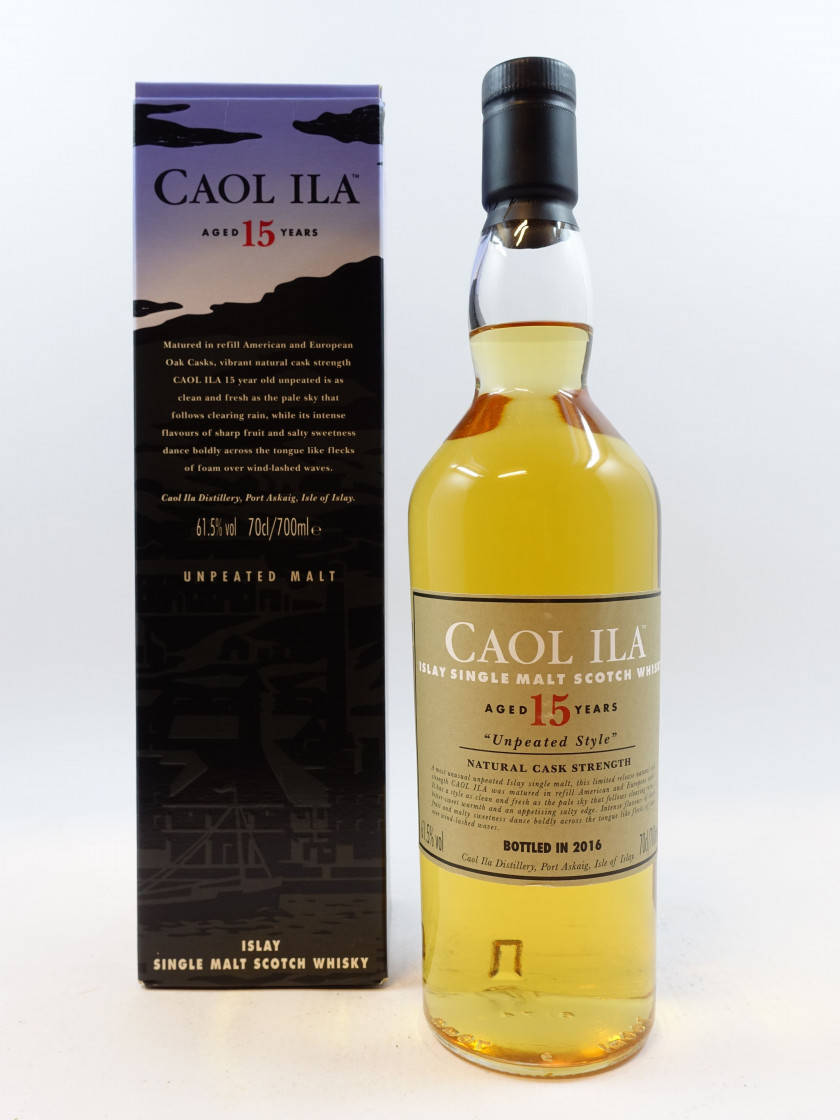 alcohol 桌布 壁紙 — 一瓶Caol Ila 15年單一麥芽蘇格蘭威士忌放在其盒子旁邊，背景為純白色。