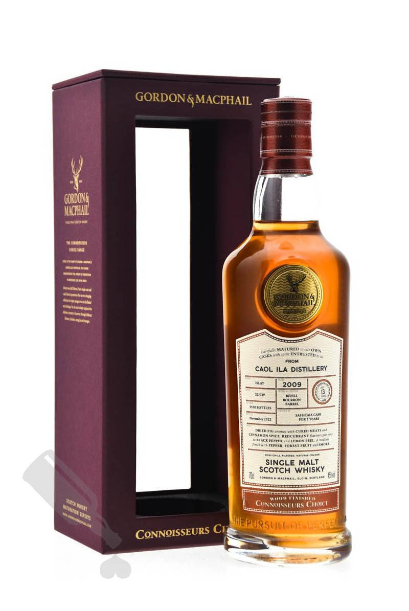 alcohol 桌布 壁紙 — 一瓶Caol Ila 2009單一麥芽蘇格蘭威士忌，帶有金色箔蓋和標籤，站在其栗色禮品盒旁邊，背景為白色。