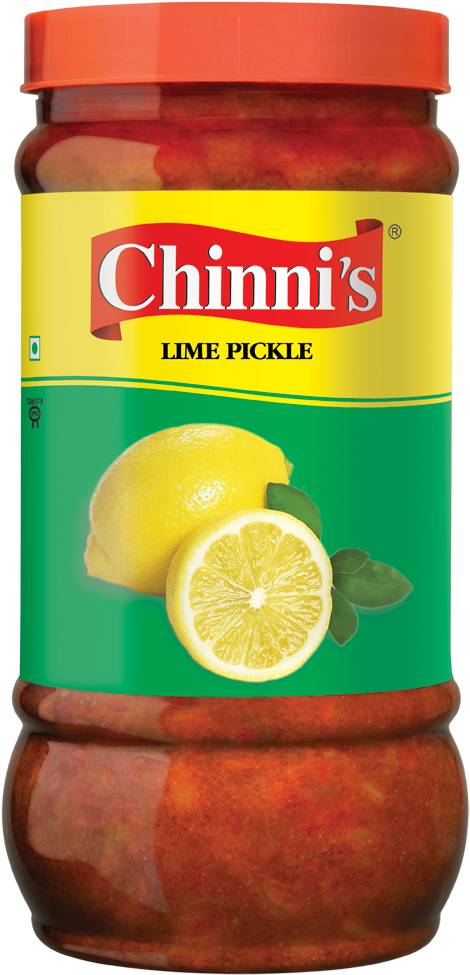 醃黃瓜 桌布 壁紙 — 一瓶Chinni's青檸醃菜，帶有鮮黃色標籤和紅色蓋子，裝滿辛辣微紅的醃菜和新鮮檸檬。