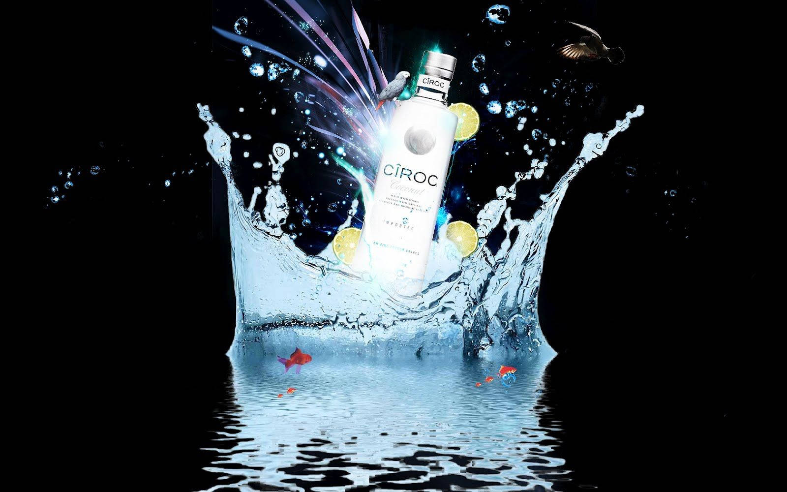 Drink 桌布 壁紙 — 一瓶Ciroc伏特加酒在黑色背景上爆發出充滿活力的藍色水花，伴隨著漂浮的檸檬片和色彩繽紛的魚。