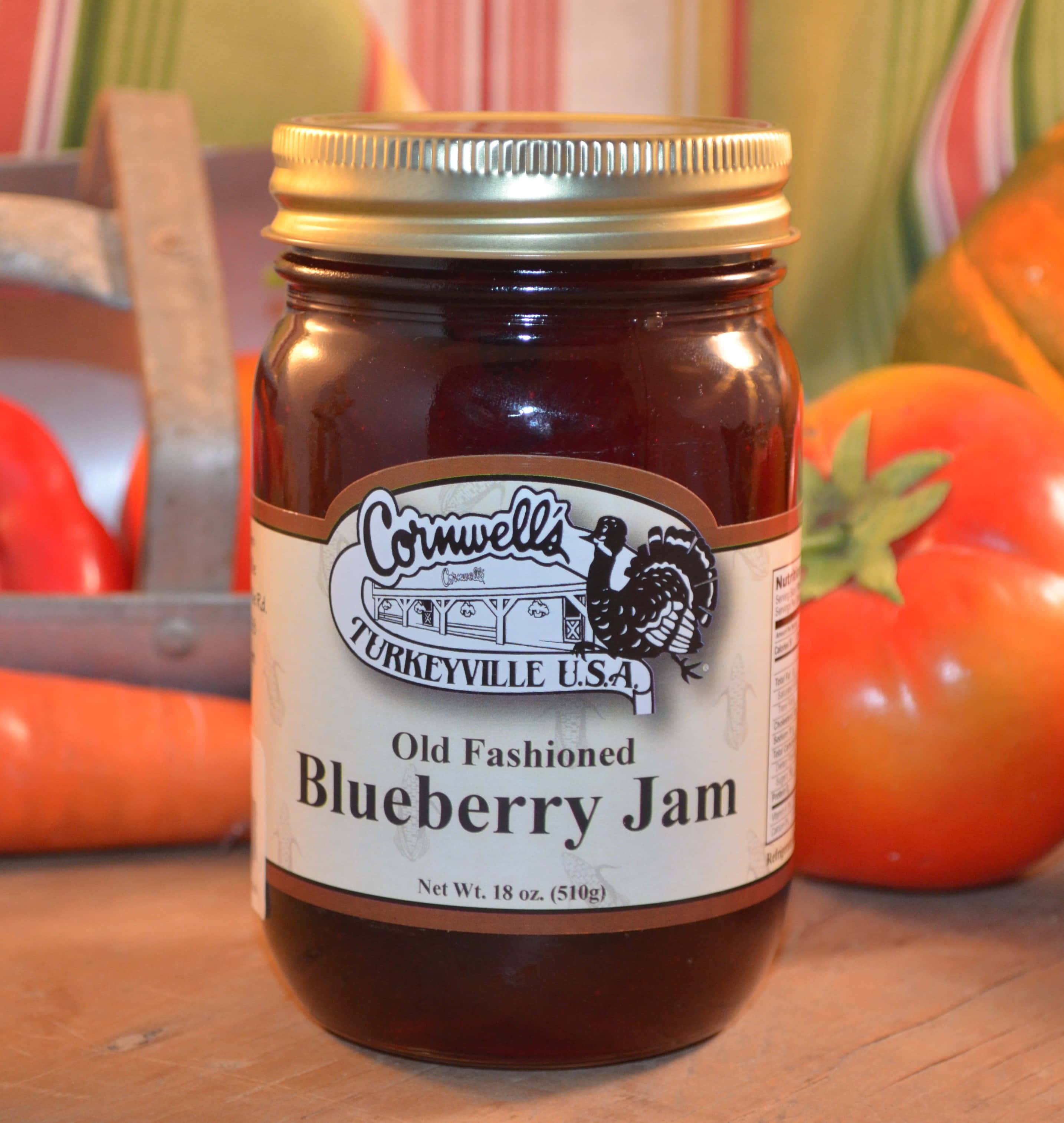 Blueberry Jam 桌布 壁紙 — 一瓶Cornwell's Old Fashioned Blueberry Jam玻璃罐放在木桌上，周圍是新鮮蔬菜。