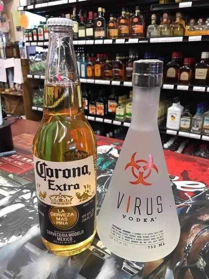 Vodka 桌布 壁紙 — 一瓶Corona Extra啤酒和一瓶「Virus Vodka」放在酒類商店通道的反光表面上。