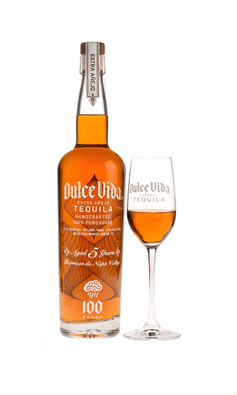 cocktail 桌布 壁紙 — 一瓶Dulce Vida Extra Añejo龍舌蘭酒，琥珀色液體，旁邊放著一個裝滿的品酒杯，背景是純白色。