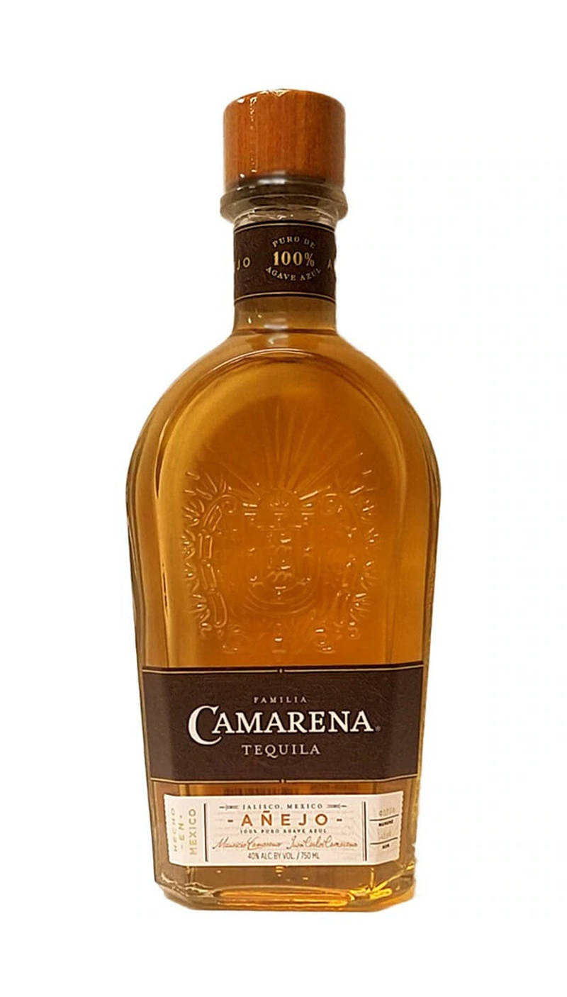 Tequila 桌布 壁紙 — 一瓶Familia Camarena Añejo龍舌蘭酒，琥珀色液體和木蓋，白色背景。