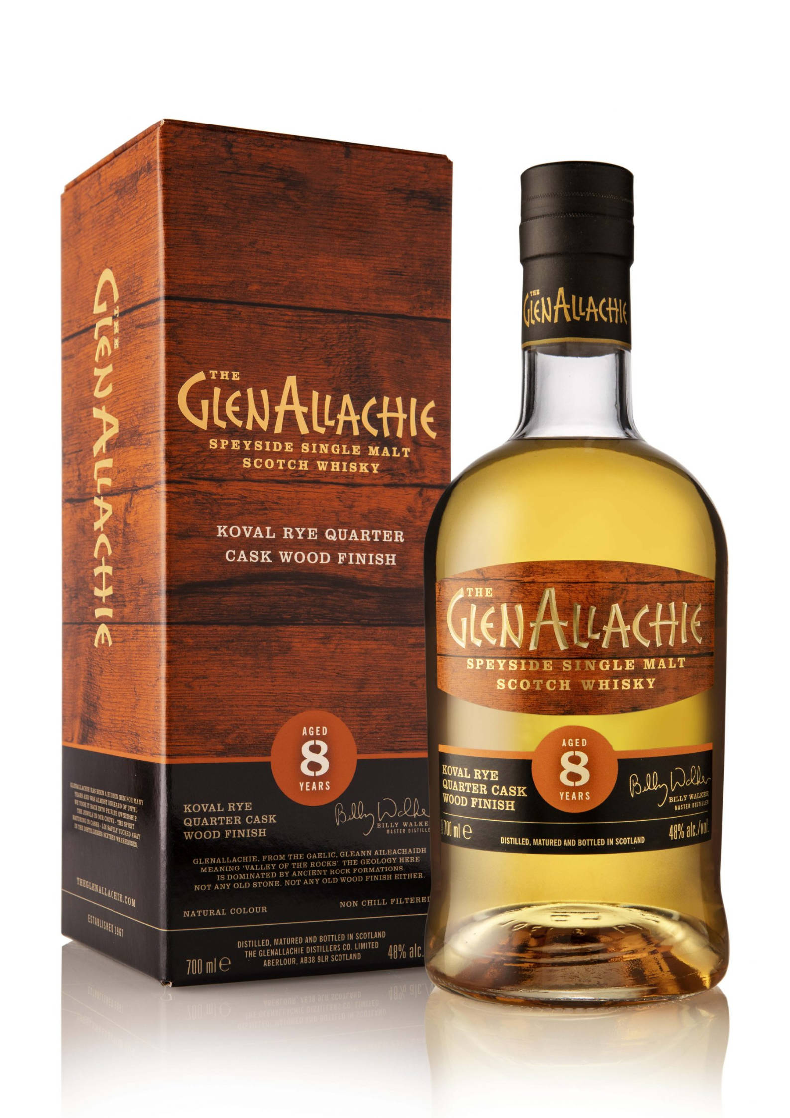 drinks 桌布 壁紙 — 一瓶GlenAllachie 8年斯佩賽單一麥芽蘇格蘭威士忌，附有木紋質感盒子，放置在反光的白色表面上。