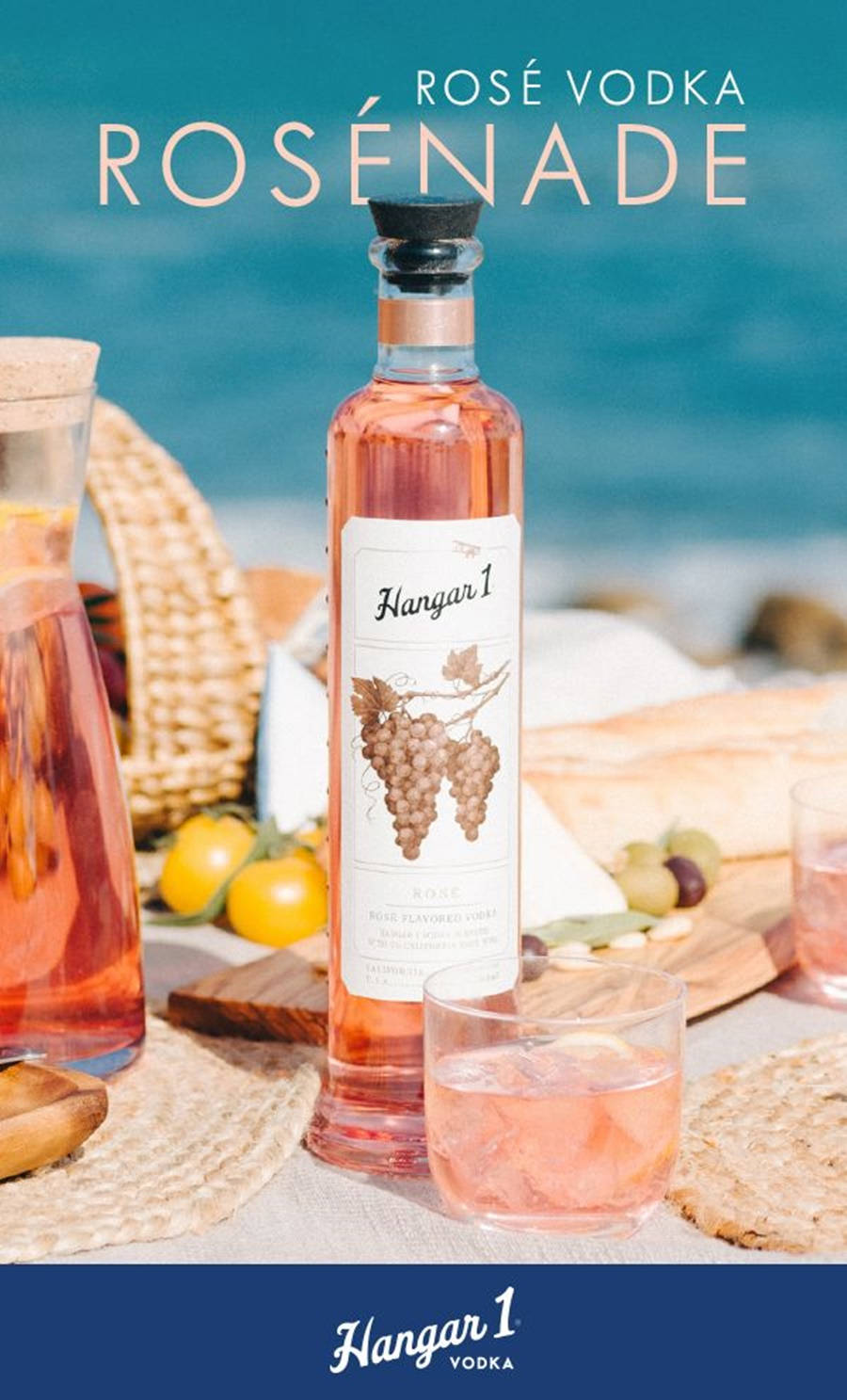 cocktail 桌布 壁紙 — 一瓶Hangar 1 Rosé Vodka放在沙灘毛巾上，旁邊有一杯雞尾酒和新鮮水果，在明亮的陽光下。