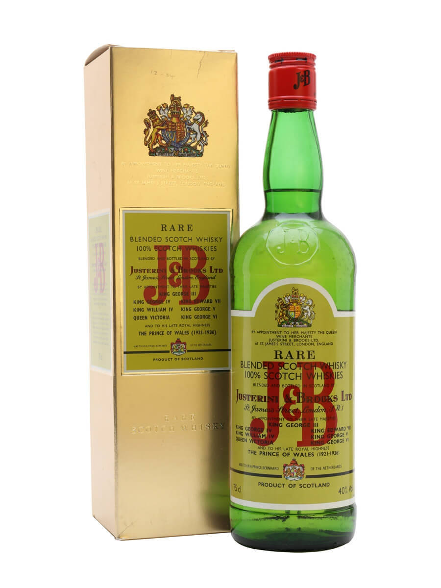 drinks 桌布 壁紙 — 一瓶J&B Rare Blended Scotch Whisky的復古綠色玻璃瓶立在其金色盒子旁，兩者均飾有皇家徽章及詳細說明皇家贊助人的文字。