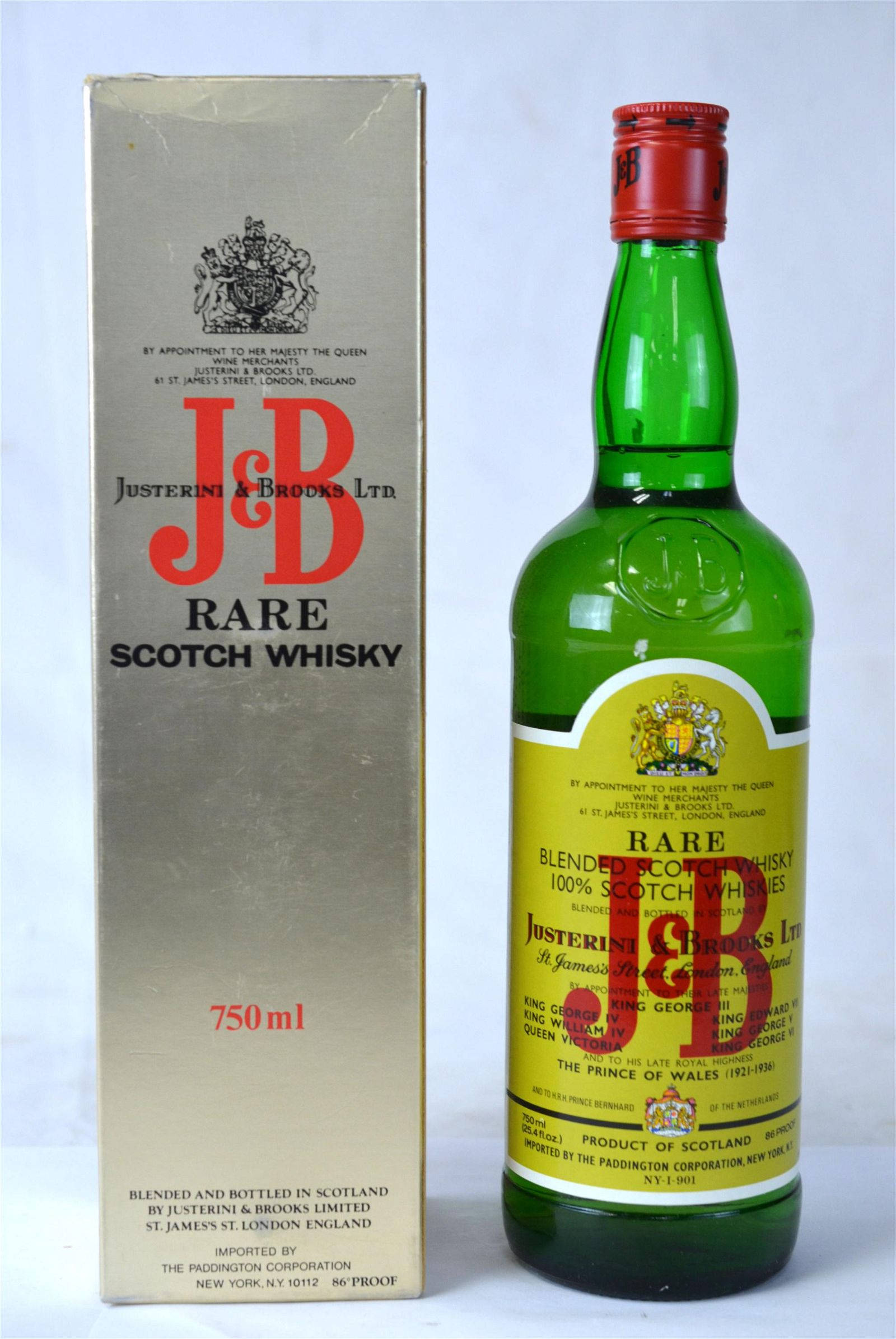 drinks 桌布 壁紙 — 一瓶J&B Rare蘇格蘭威士忌的復古綠色玻璃瓶，旁邊是其米色紙板盒，背景為純白色。