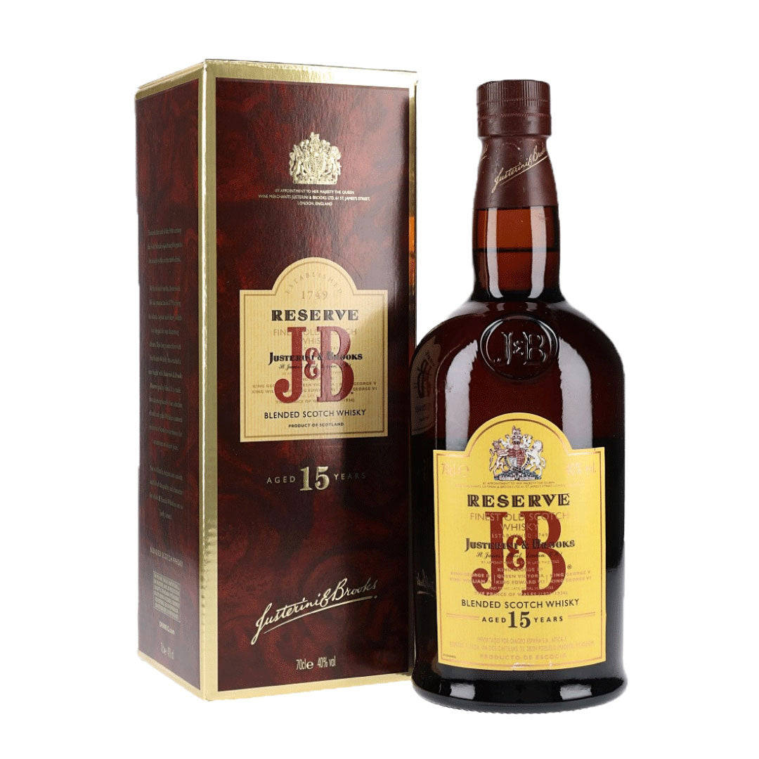 drinks 桌布 壁紙 — 一瓶J&B Reserve 15年調和蘇格蘭威士忌，旁邊是其豐富的栗色和金色禮盒，背景為純白色。
