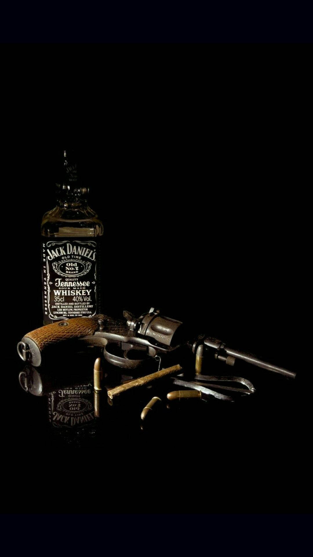 Mafia 桌布 壁紙 — 一瓶Jack Daniel's威士忌和一支復古左輪手槍連子彈放在黑色背景的反射表面上。