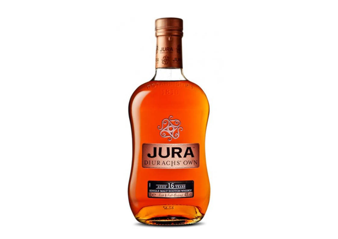 手機 桌布 壁紙 — 一瓶Jura Diurach's Own 16年單一麥芽蘇格蘭威士忌，琥珀色液體和銅蓋，白色背景。