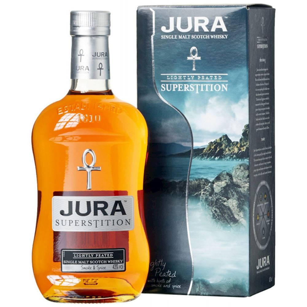 安卓 桌布 壁紙 — 一瓶Jura Superstition威士忌，琥珀色液體，旁邊是其盒子，上面有海岸懸崖場景。