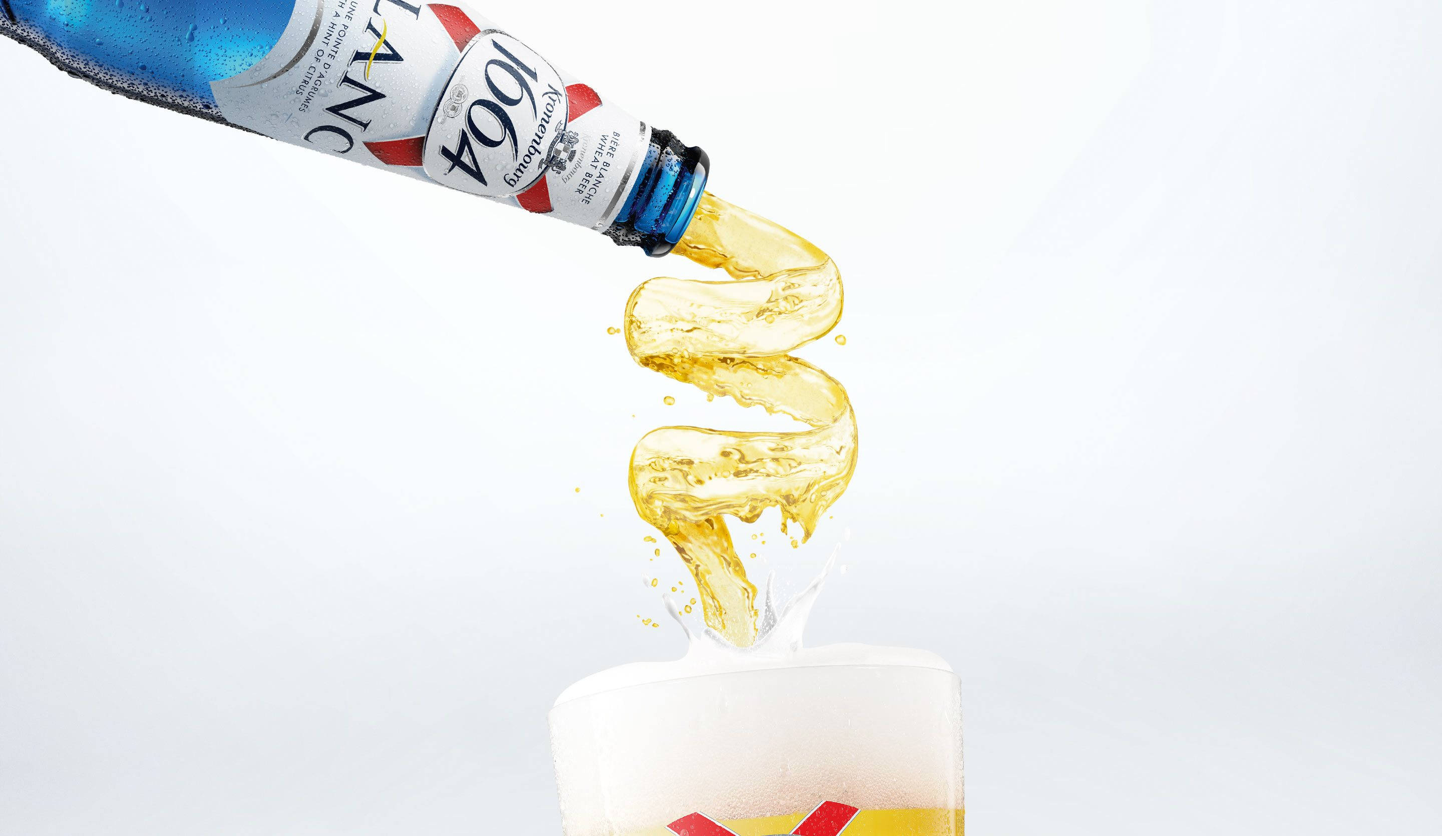 Beer Bottle 桌布 壁紙 — 一瓶Kronenbourg 1664啤酒在純白背景前將金色液體以旋轉螺旋方式倒入玻璃杯中。
