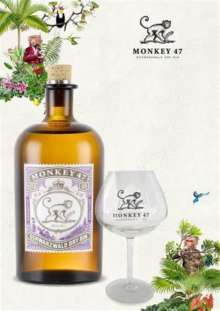 cocktail 桌布 壁紙 — 一瓶Monkey 47琴酒和酒杯，周圍環繞著熱帶植物和俏皮的猴子插圖。