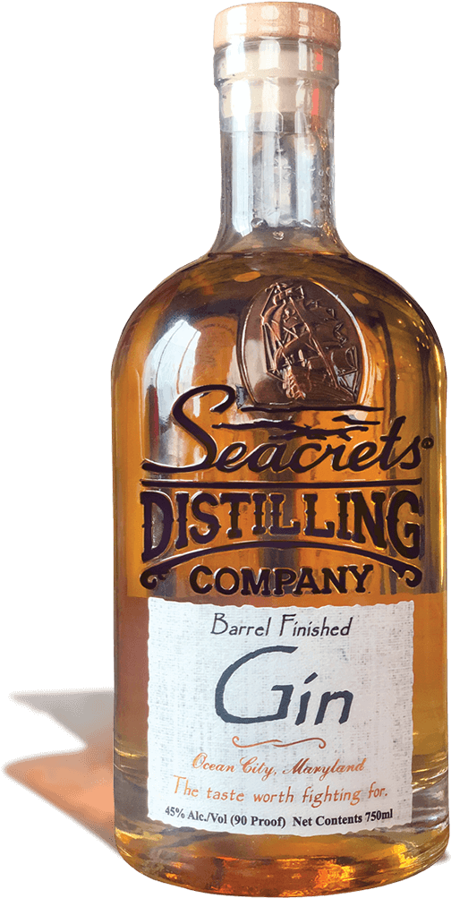 Gin 桌布 壁紙 — 一瓶Seacrets Distilling Company的桶裝琴酒透明玻璃瓶在黑色背景上閃耀琥珀色光芒，下方有一個木製杯墊。