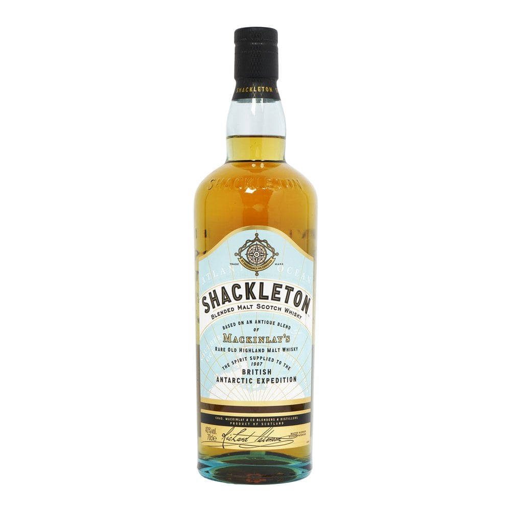 Drink 桌布 壁紙 — 一瓶Shackleton Blended Malt蘇格蘭威士忌，琥珀色液體，復古標籤，白色背景。
