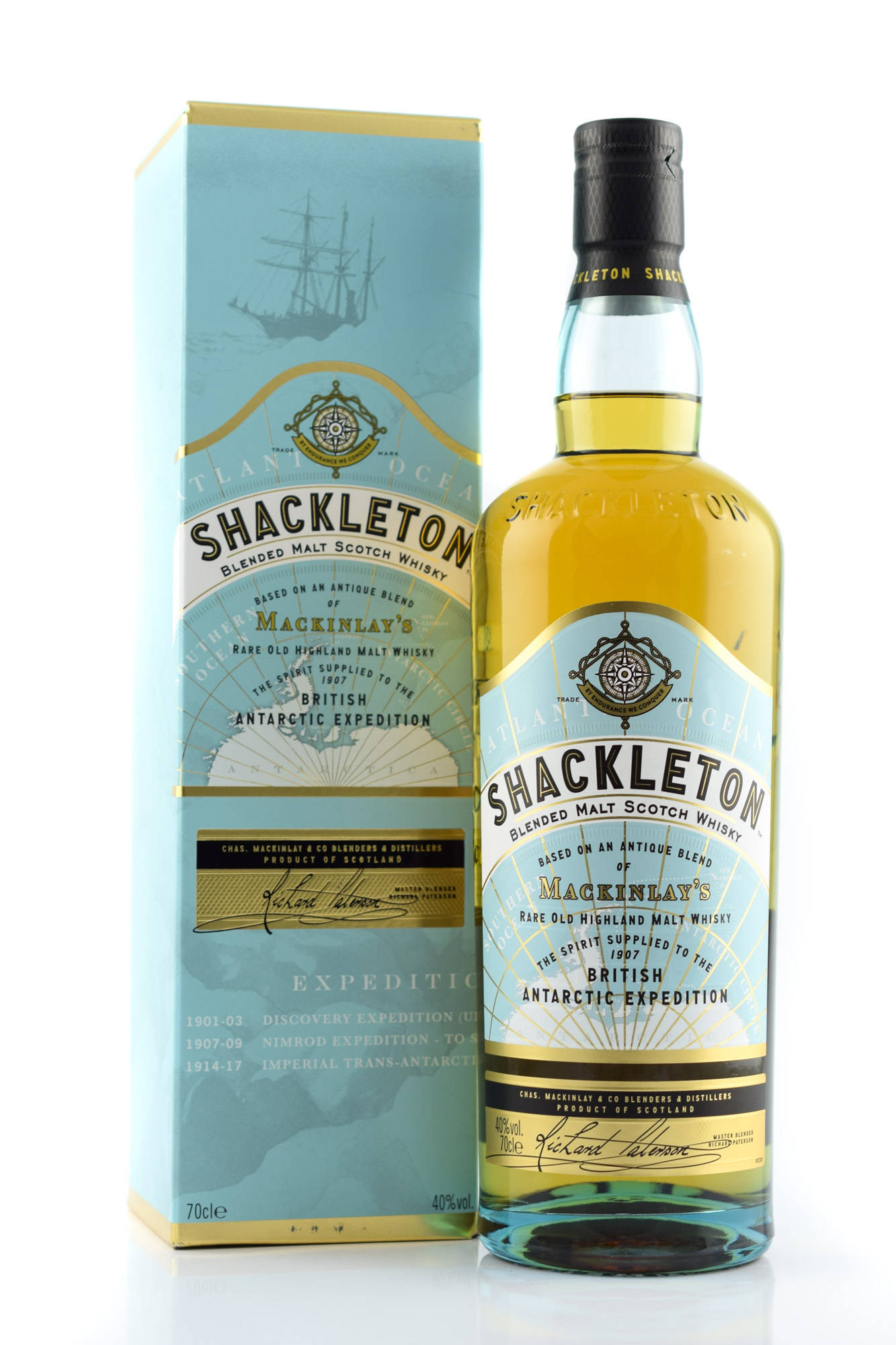 飲料 桌布 壁紙 — 一瓶Shackleton Blended Malt Scotch Whisky放在其淺藍色盒子旁邊，盒子上有船隻和南極探險文字。