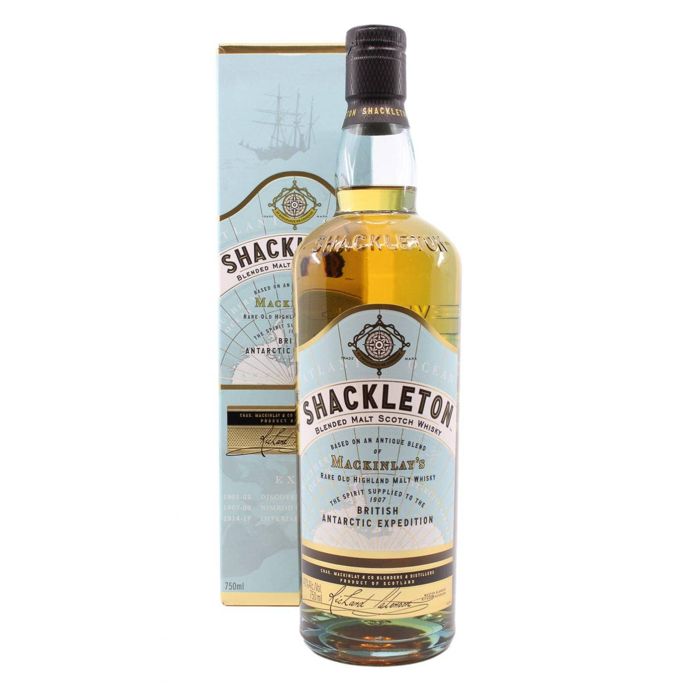 Drink 桌布 壁紙 — 一瓶Shackleton Blended Malt蘇格蘭威士忌連盒，採用復古南極探險設計，呈現金黃琥珀色液體。