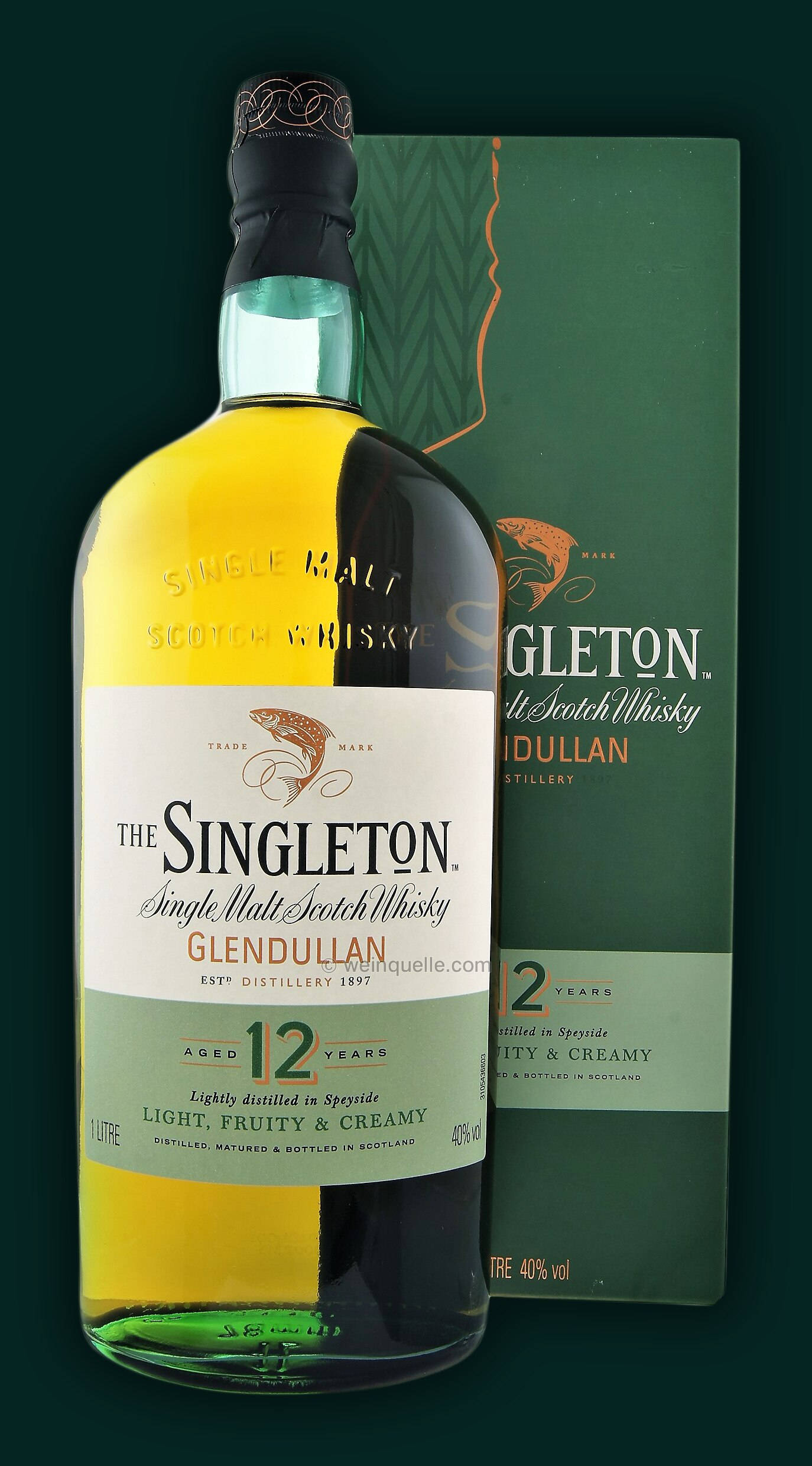 bottle 桌布 壁紙 — 一瓶Singleton 12年單一麥芽蘇格蘭威士忌及其綠色禮盒，在深綠色背景下展示金色液體。