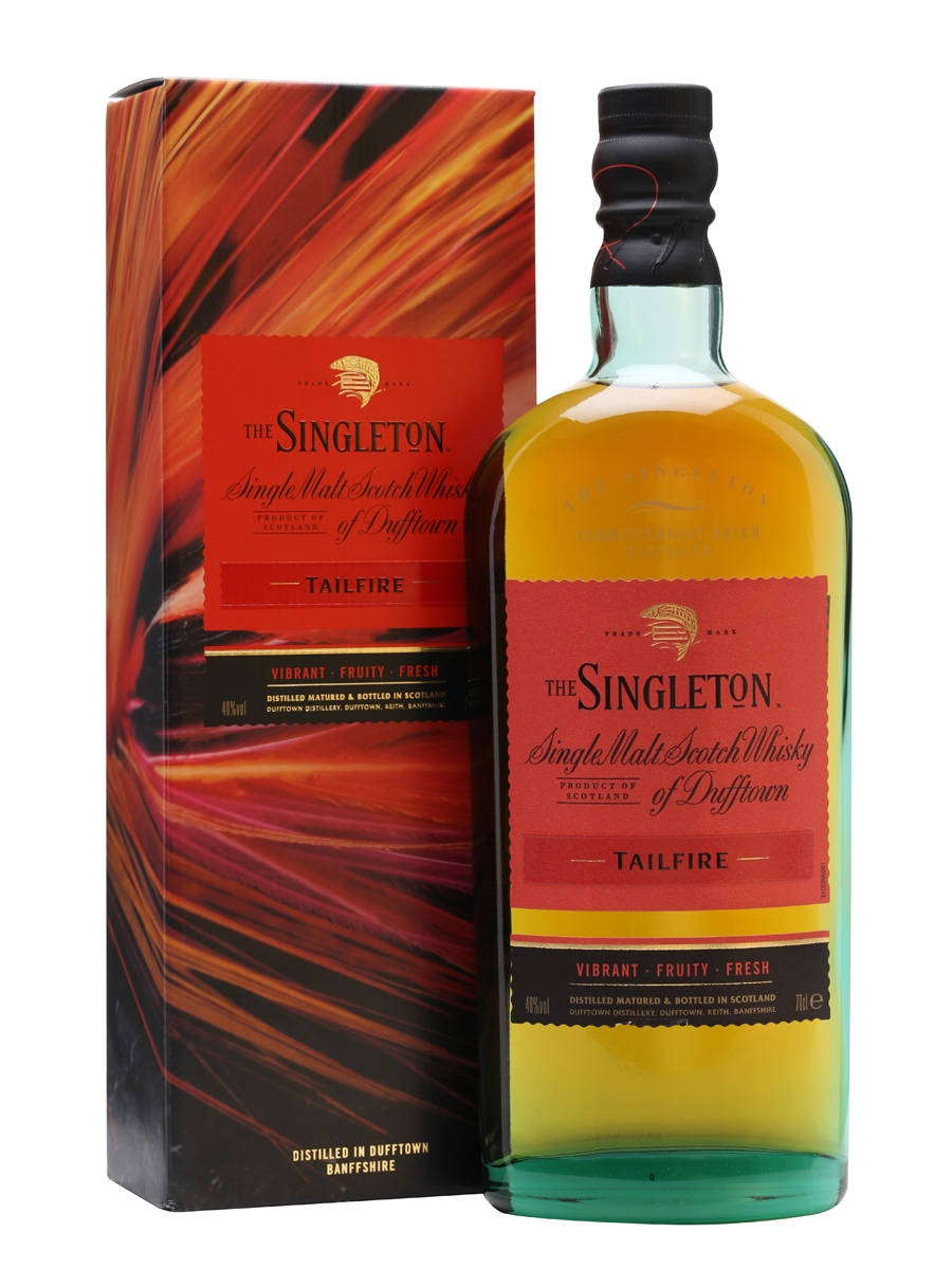 bottle 桌布 壁紙 — 一瓶Singleton Tailfire威士忌，其鮮豔的紅橙色火焰圖案盒子，矗立在潔白的背景前。