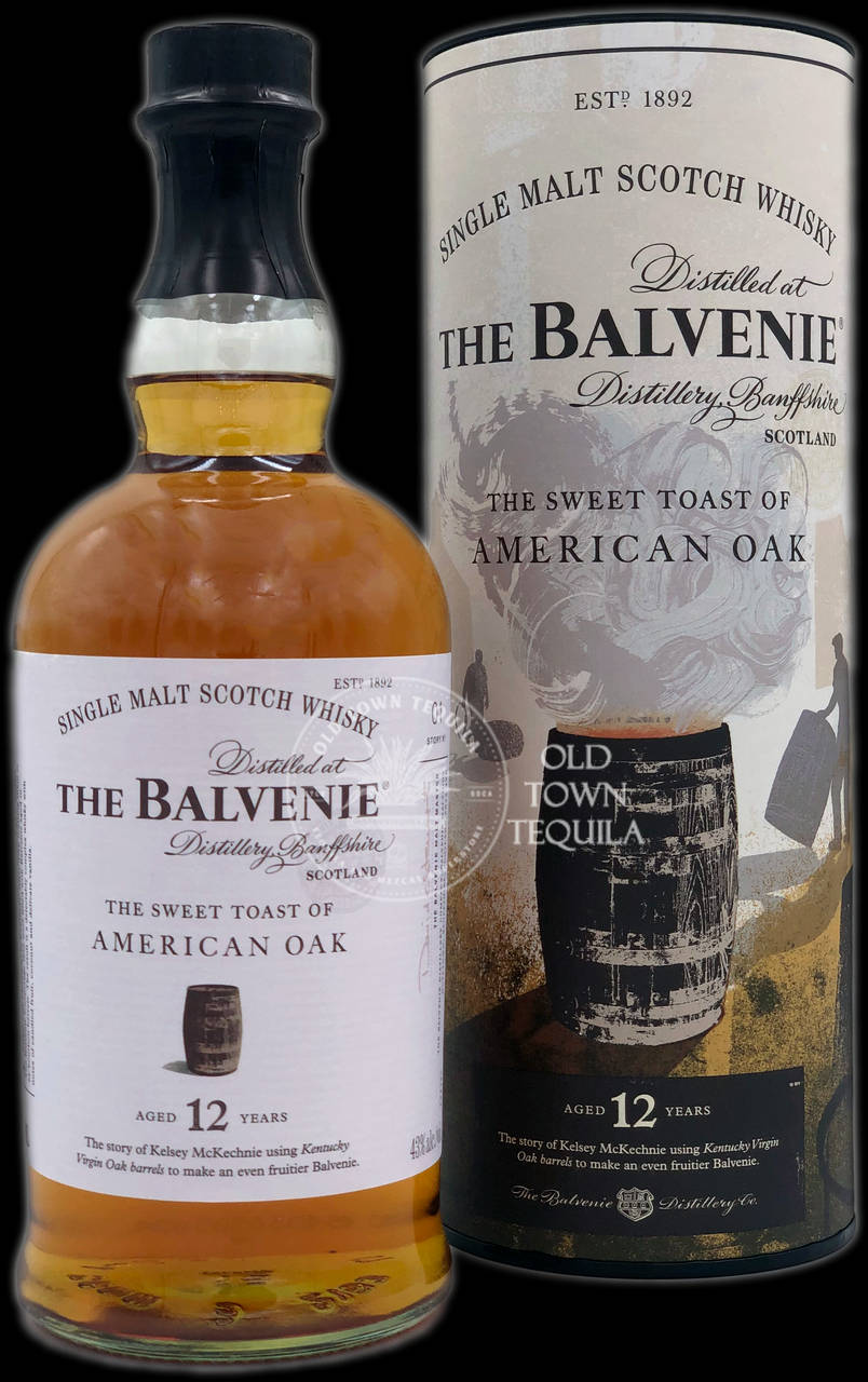 Drink 桌布 壁紙 — 一瓶The Balvenie 12年單一麥芽蘇格蘭威士忌及其圓柱形盒子，兩者均在黑色背景上展示「The Sweet Toast of American Oak」品牌標誌。