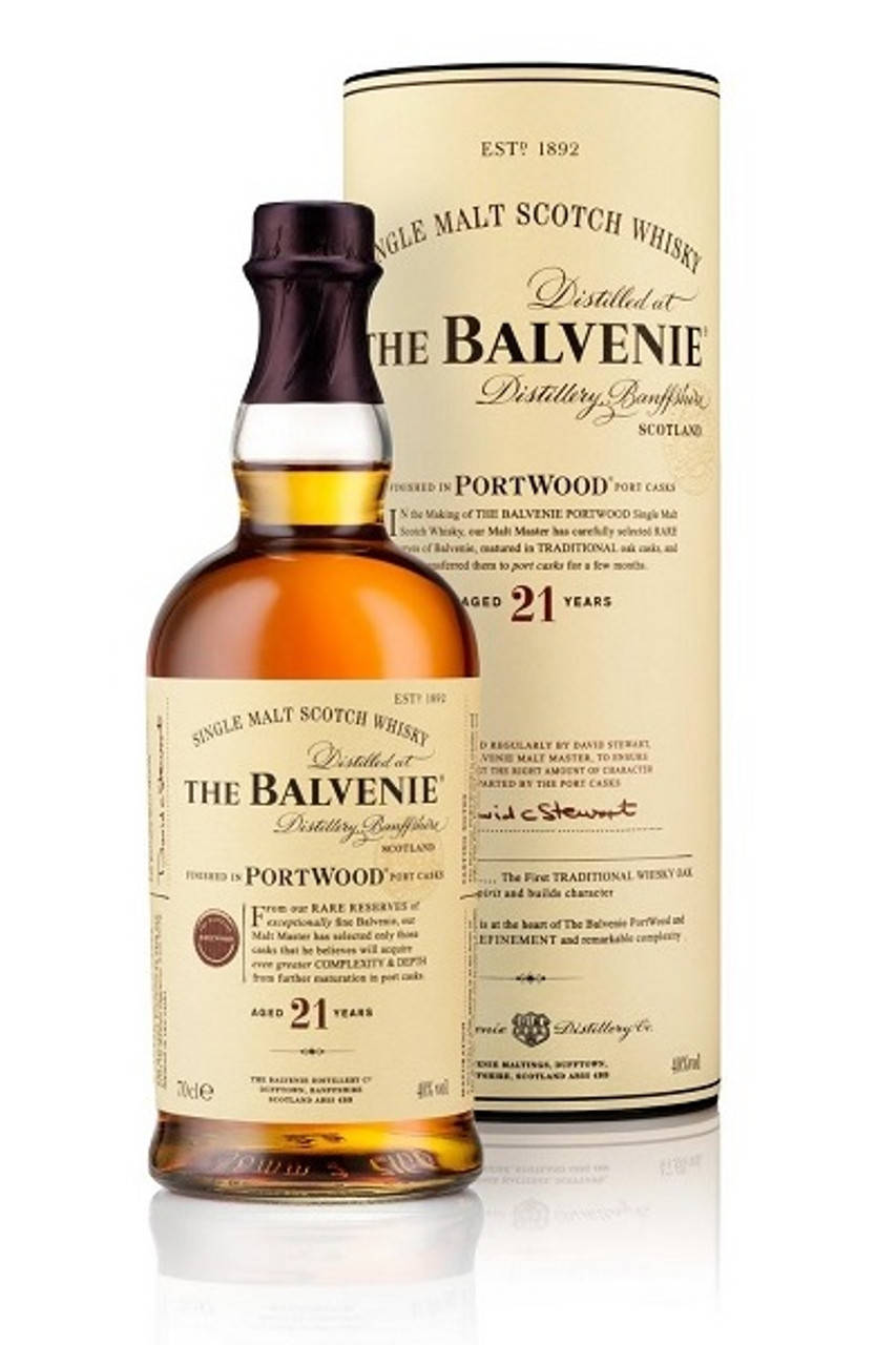 飲料 桌布 壁紙 — 一瓶The Balvenie 21年單一麥芽蘇格蘭威士忌，旁邊放著其圓柱形盒子，置於反光表面上。