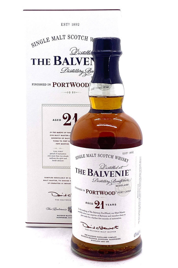 Drink 桌布 壁紙 — 一瓶The Balvenie 21年單一麥芽蘇格蘭威士忌連同包裝盒，兩者均採用優雅字體設計，呈現豐富琥珀色液體。