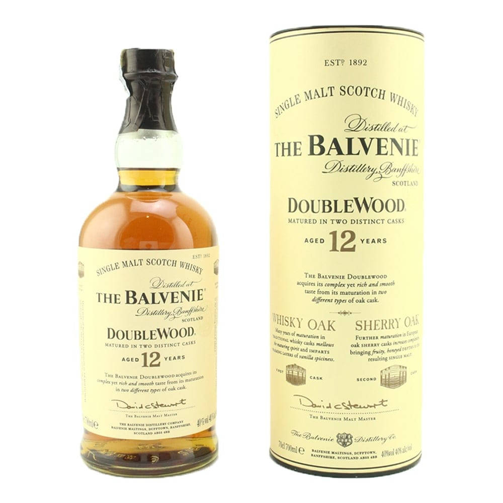 飲料 桌布 壁紙 — 一瓶The Balvenie DoubleWood 12年單一麥芽蘇格蘭威士忌，旁邊是其圓柱形奶油色盒子，背景為白色。