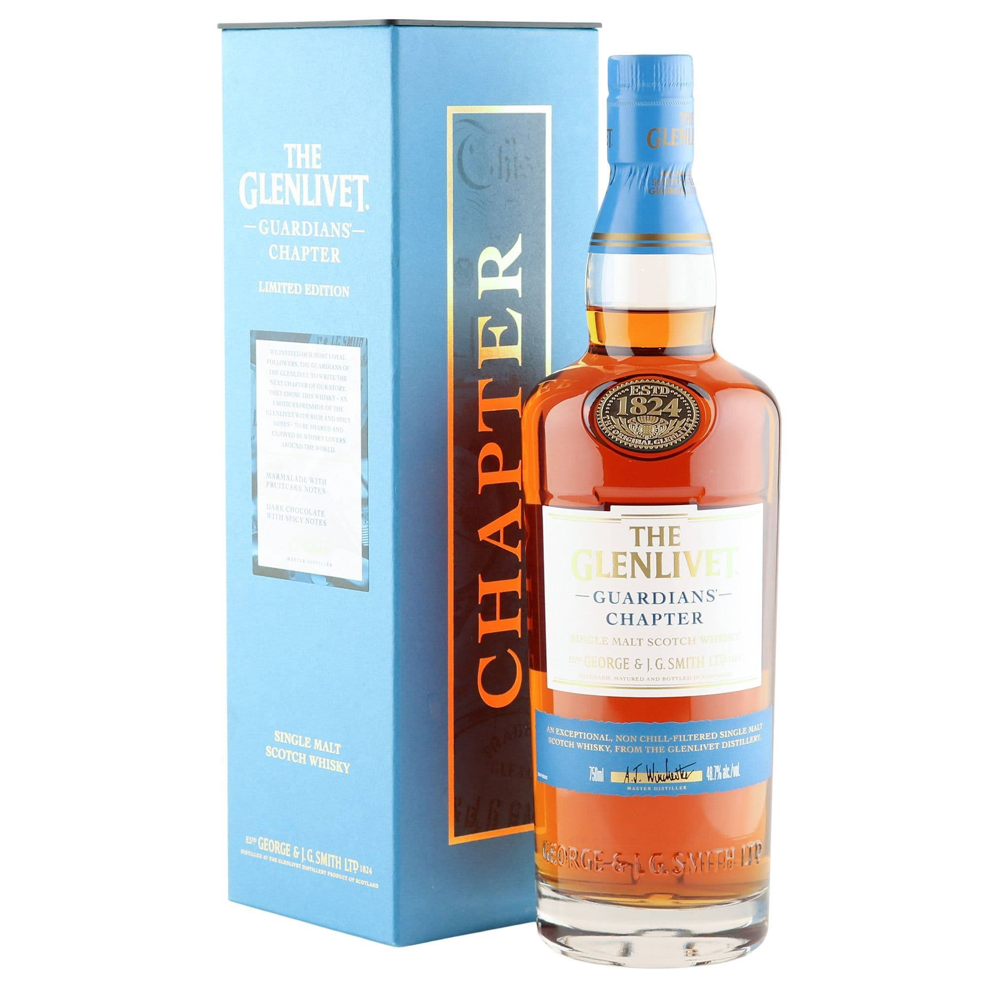 飲料 桌布 壁紙 — 一瓶The Glenlivet Guardians Chapter單一麥芽蘇格蘭威士忌，旁邊是其淺藍色限量版盒子，背景為白色。
