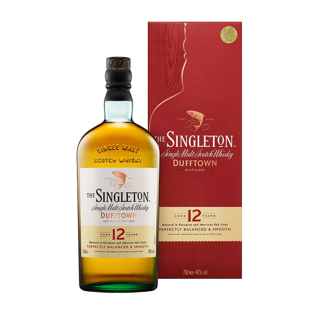 bottle 桌布 壁紙 — 一瓶The Singleton 12年單一麥芽蘇格蘭威士忌放在其紅色盒子旁邊，盒子有金色點綴和魚標誌。