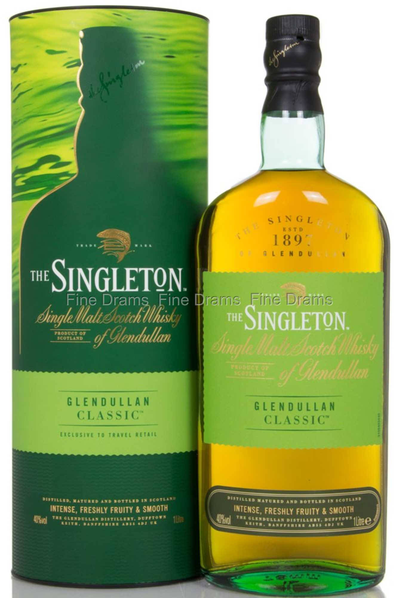 bottle 桌布 壁紙 — 一瓶The Singleton Glendullan Classic威士忌，旁邊是其綠色圓柱形包裝，背景為白色。