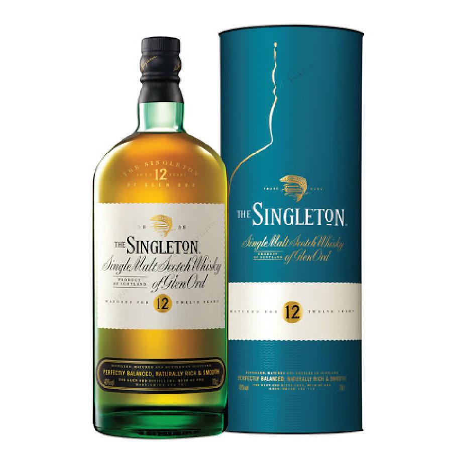 bottle 桌布 壁紙 — 一瓶The Singleton 12年單一麥芽蘇格蘭威士忌，旁邊放著它的藍綠色圓柱形盒子，背景是潔淨的白色。