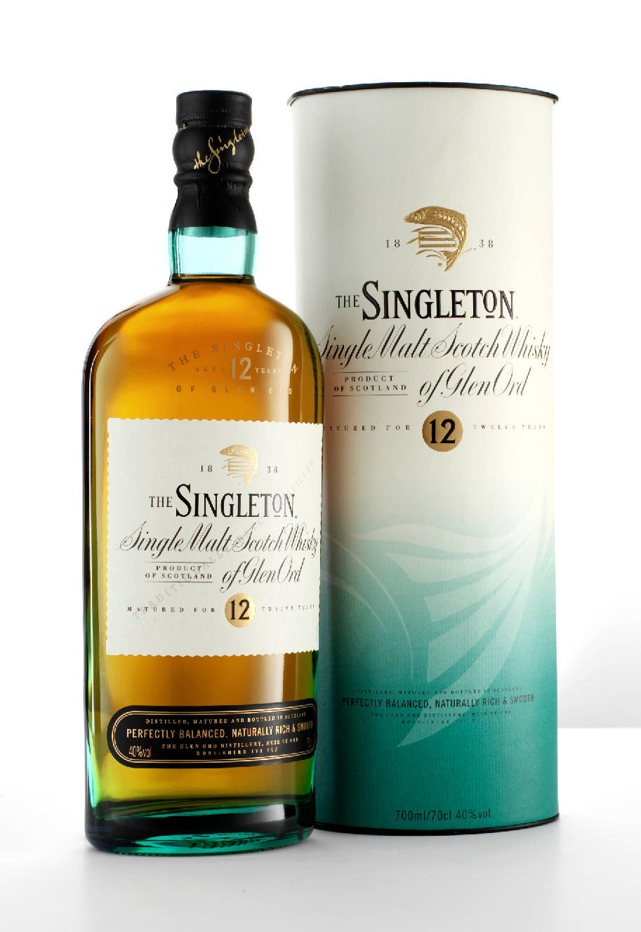 bottle 桌布 壁紙 — 一瓶The Singleton 12年單一麥芽蘇格蘭威士忌，旁邊是其圓柱形包裝，背景為純白色。