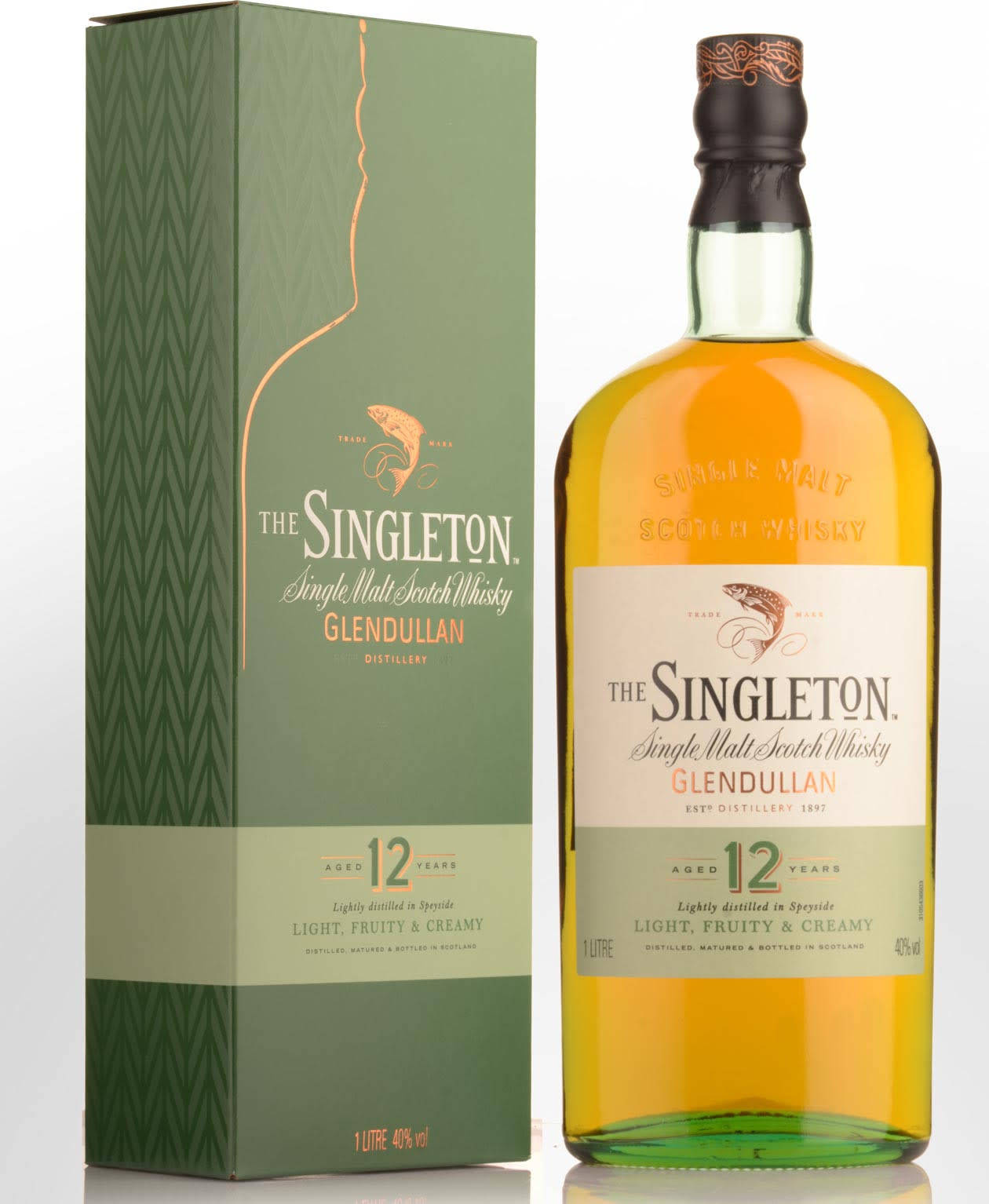 bottle 桌布 壁紙 — 一瓶The Singleton 12年單一麥芽蘇格蘭威士忌，旁邊是其綠色紋理盒子，背景為純白色。
