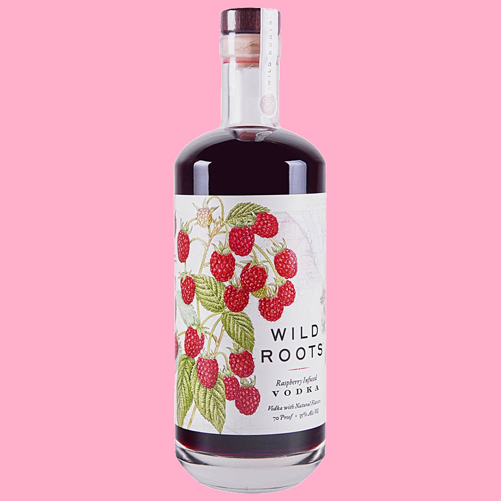 bottle 桌布 壁紙 — 一瓶Wild Roots覆盆子注入伏特加的透明瓶子，立在純粉色背景前，帶有詳細的植物標籤。