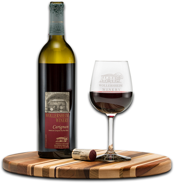葡萄酒 桌布 壁紙 — 一瓶Wollersheim Winery的Carignan葡萄酒和一個裝滿酒的杯子優雅地放在條紋木板上，背景是純黑色。