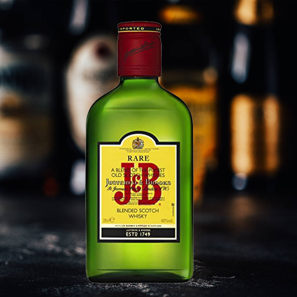 drinks 桌布 壁紙 — 一瓶充滿活力的綠色 J D & J & B Rare Blended Scotch Whisky 在昏暗模糊的酒吧背景下，搭配溫暖琥珀色散景燈光，清晰對焦。