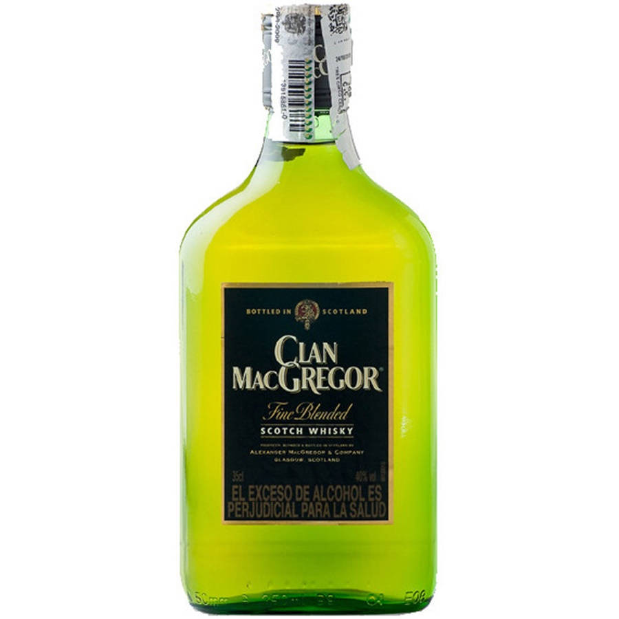 Whiskey 桌布 壁紙 — 一瓶充滿活力的綠色Clan MacGregor Fine Blended Scotch Whisky，孤立在純白色背景上。