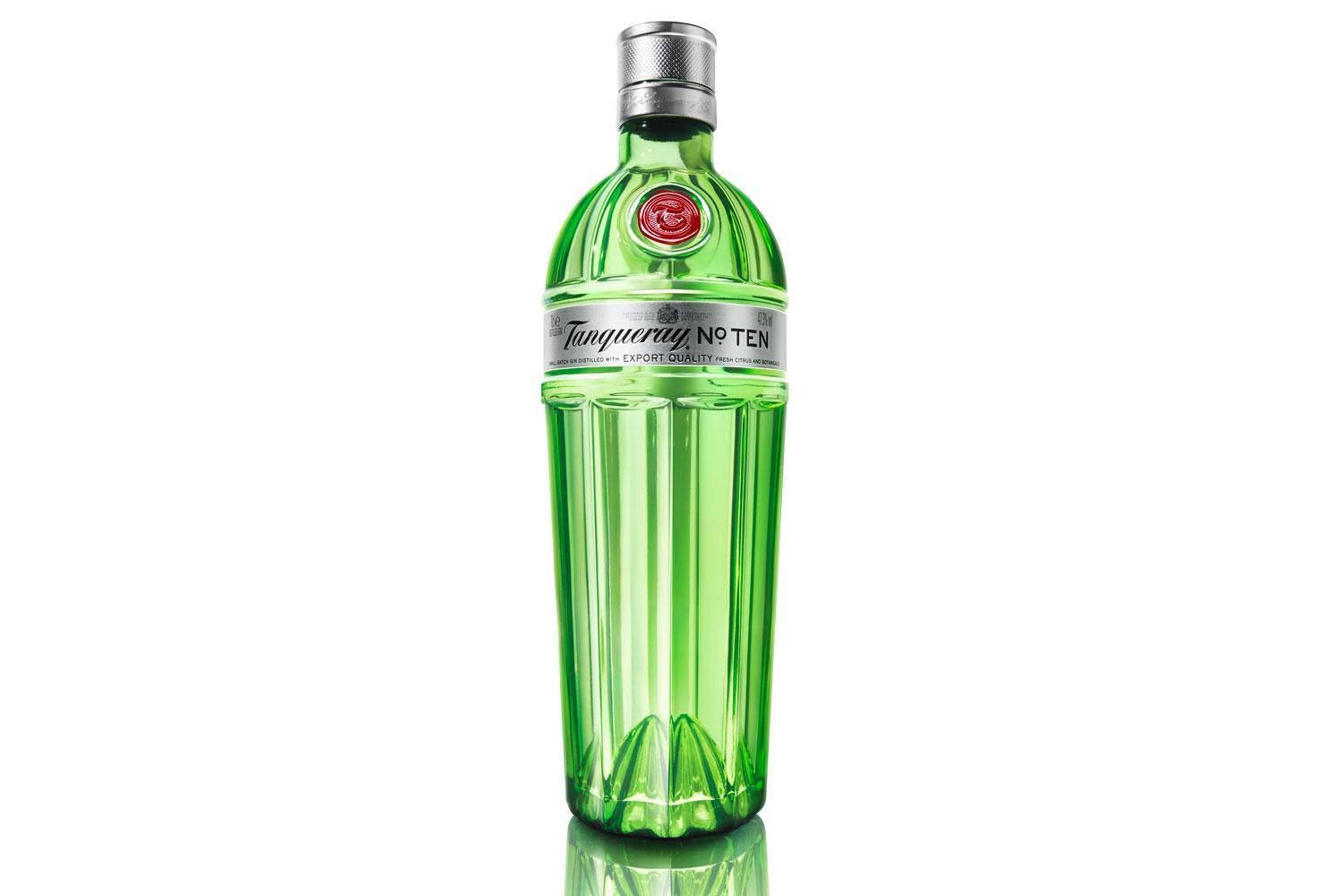 alcohol 桌布 壁紙 — 一瓶充滿活力的綠色Tanqueray No Ten琴酒瓶，置於純白背景中央，帶有輕微倒影。