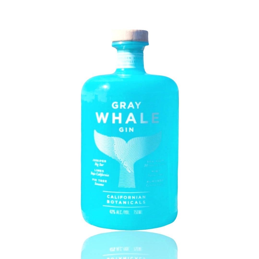 高清 桌布 壁紙 — 一瓶充滿活力的藍綠色Gray Whale Gin，帶有鯨魚尾巴設計和木蓋，立在潔白的背景前。